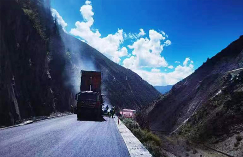 四川康定川藏線輔設(shè)中